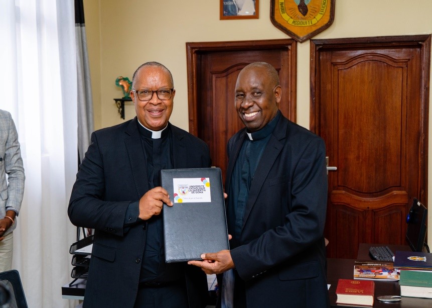 Le Recteur de l’UCS-GOMA, l’Abbé Professeur Innocent NYIRINDEKWE et le Rév. Prof. Magnifique Stephen MBAGUA NGARI Recteur de la CUEA de Nairobi après la signature de l’accord.